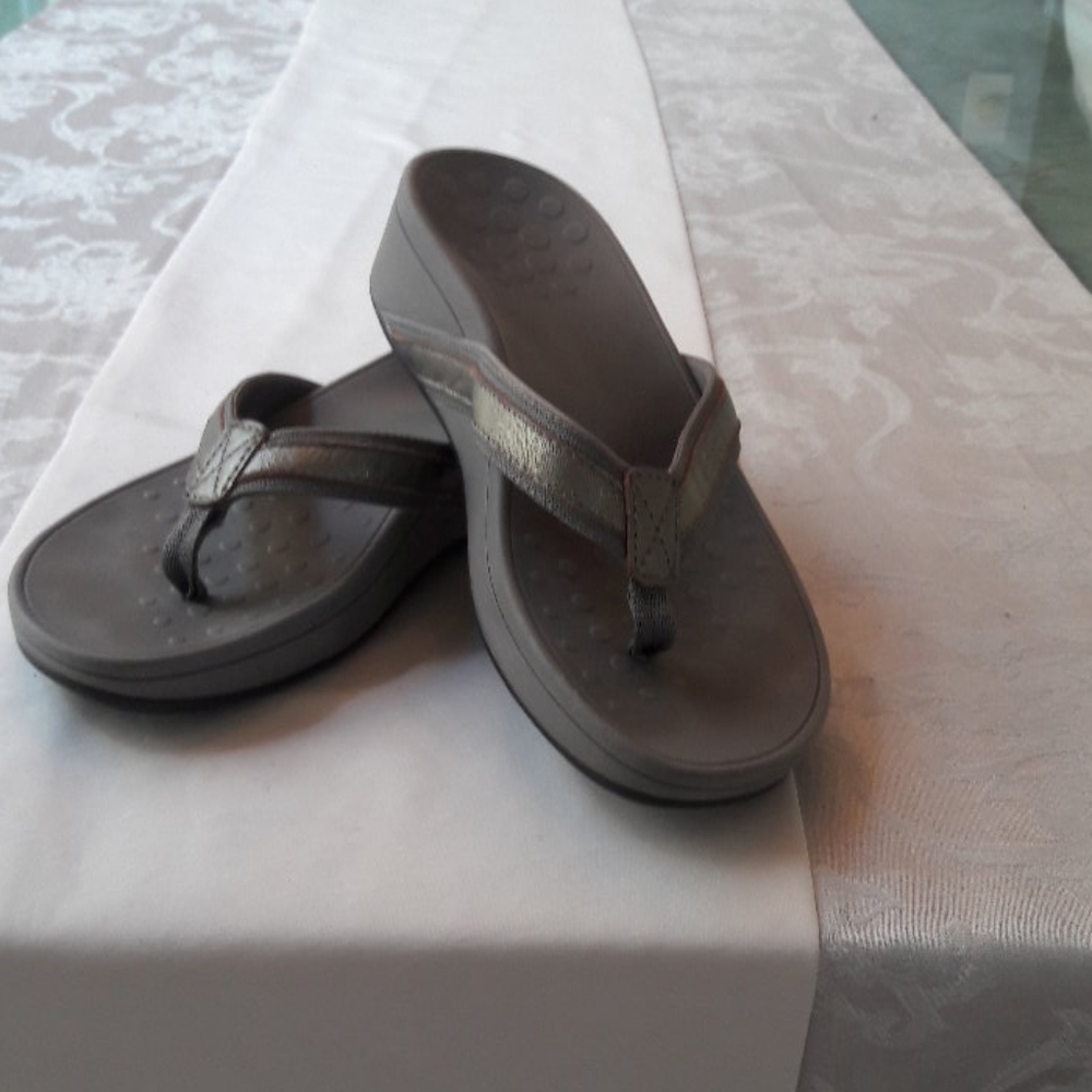 Vionic flip flops